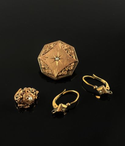 Ensemble comprenant un paire de boucles d'oreille...