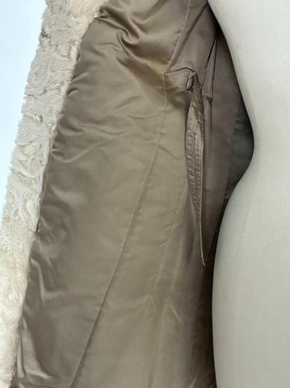 Jacques Detourbay
Manteau long en astrakan...