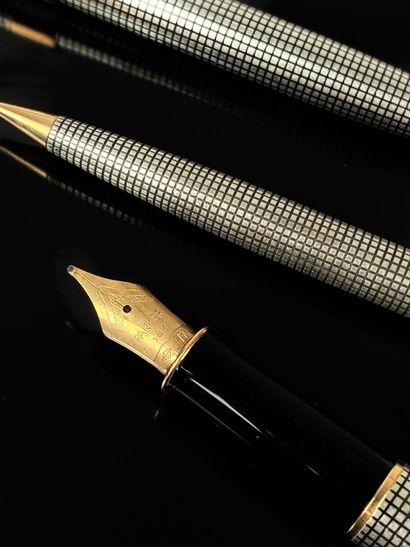 PARKER 
Parure de trois stylos en argent...