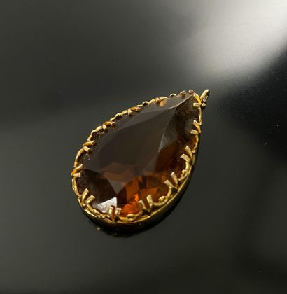 Pendentif en métal doré en forme d'une goutte...