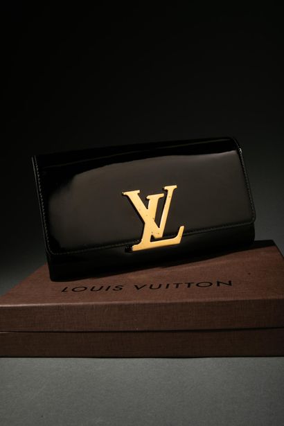 LOUIS VUITTON 
Pochette Louise en cuir verni...
