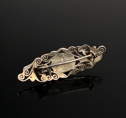 Broche en métal argenté orné d'un cabochon...