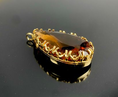 Pendentif en métal doré en forme d'une goutte...