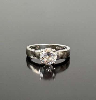 Bague en argent orné d'une pierre blanche...