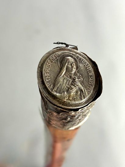 Canne à système pommeau en métal argenté...