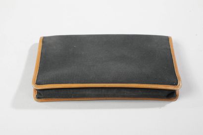 CÉLINE
POCHETTE en toile noire, gansée de...