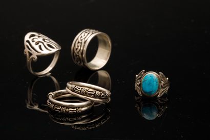 Ensemble de cinq petites bagues en argent...
