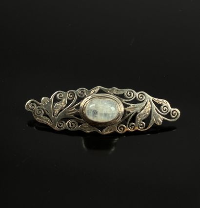 Broche en métal argenté orné d'un cabochon...