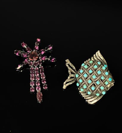 Deux broches en métal argenté l'une figurant...