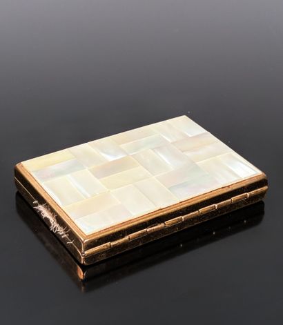 Poudrier rectangulaire en métal doré le couvercle...