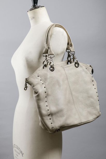 FREDERIC
Sac à main en cuir crème orné de...