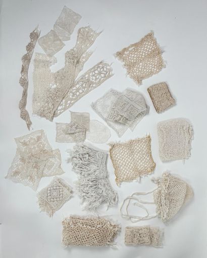 Ensemble d'éléments en dentelle et broderie...