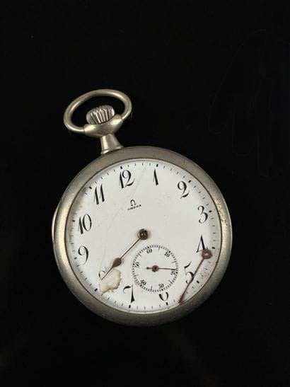 OMEGA
Montre de gousset en métal argenté...