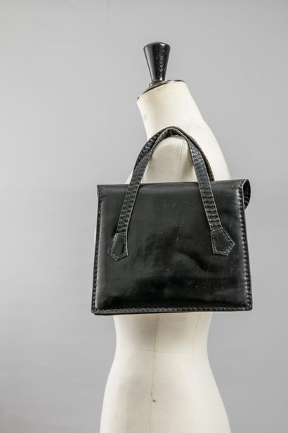 Sac noir box avec piqûres réalisées à la...