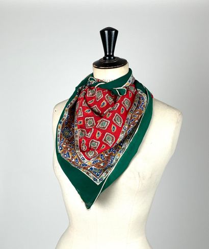 Set of 3 silk squares including : 
- Silk...