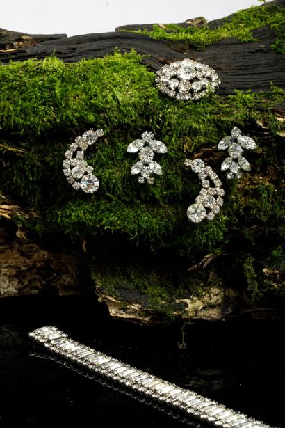 Ensembles de deux paires de clips d'oreilles,...