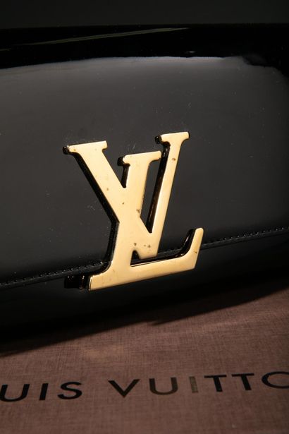 LOUIS VUITTON 
Pochette Louise en cuir verni...