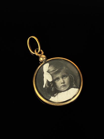 Pendentif en métal doré et verre bombé formant...