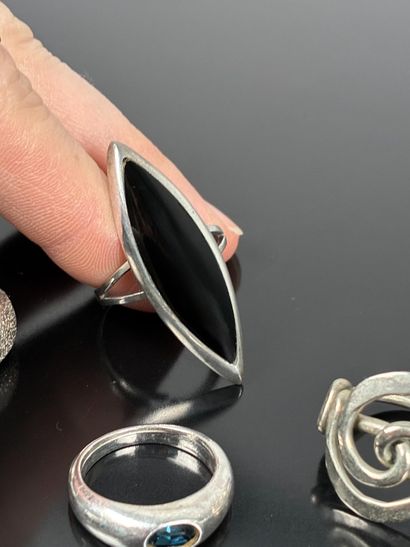 Trois bagues en argent 925 millièmes l'une...