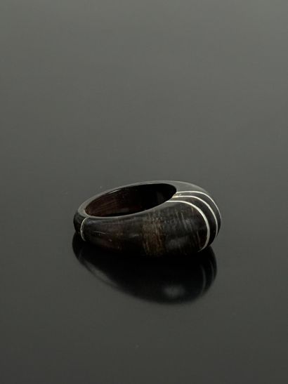 Bague Art Déco en corne dôme à trois traits...