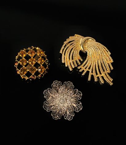 Lot de trois broches fantaisies en métal...