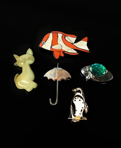 Ensemble de cinq broches dont trois sur le...