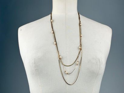 Collier à trois rangs en métal doré comprenant...