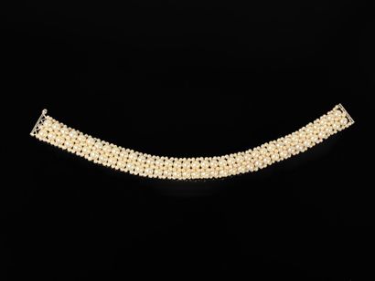 Petit bracelet en perles de synthèse fermoir...