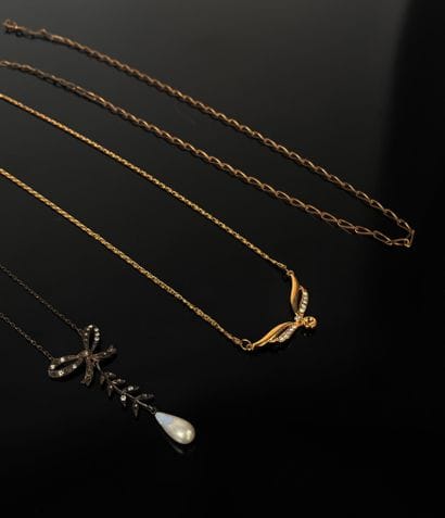 Collier en plaqué or à motif central ponctué...
