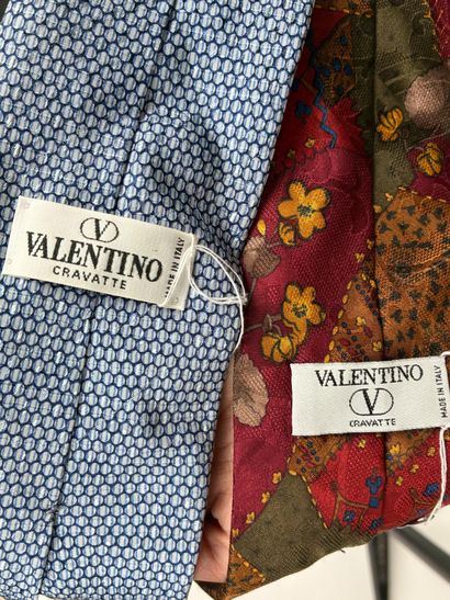 VALENTINO
Ensemble de deux cravates en soie,...