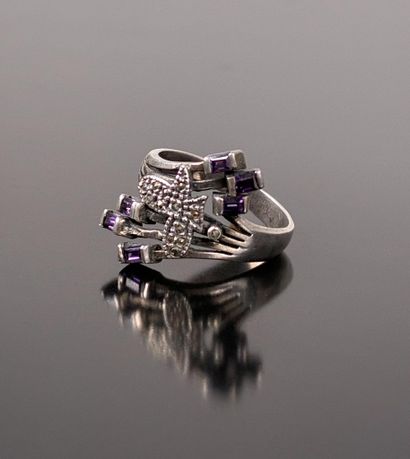 Bague en argent ornée de pierres mauves 
Poids...
