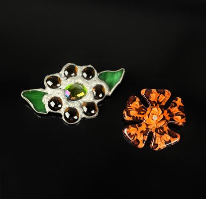Deux broches figurant des fleurs
Broches...