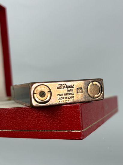 ST Dupont Paris
Briquet en métal doré et...