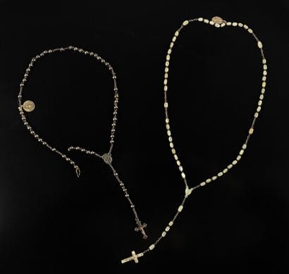 Deux chapelets l'un en métal argent et l'autre...
