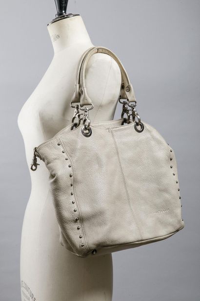 FREDERIC
Sac à main en cuir crème orné de...