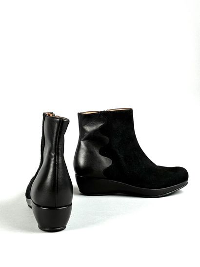 BOOTS en cuir et velours de peau noir
Taille...