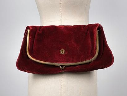 Germaine GUERIN
Evening clutch bag in burgundy...