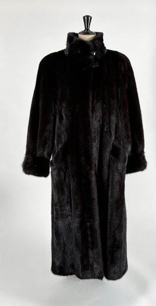 GUY LAROCHE
Manteau long en vison marron...