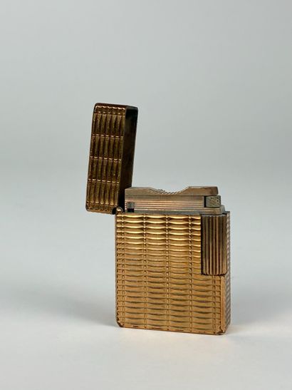 Dupont 
Briquet en métal dorée 
4,5 x 3,4...