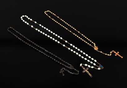 Ensemble de trois chapelets en métal doré...