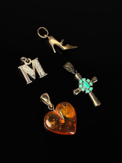 Ensemble de quatre pendentif en argent, l'un...