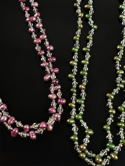 Ensemble de deux colliers sautoir en perles...