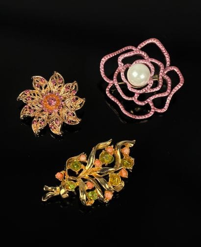 Ensemble de trois broches figurant des fleurs
Broches...
