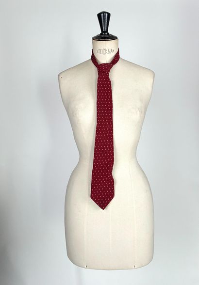 YVES SAINT LAURENT 
Ensemble de deux cravates...