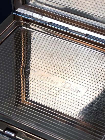 Christian Dior 
Poudrier en métal argenté...