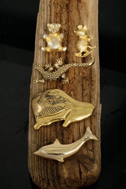 Cinq broches animaux en métal doré formant...