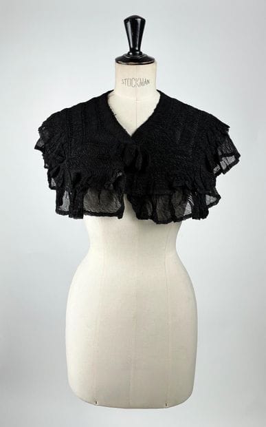 Ensemble d'accessoires relatifs au deuil,...