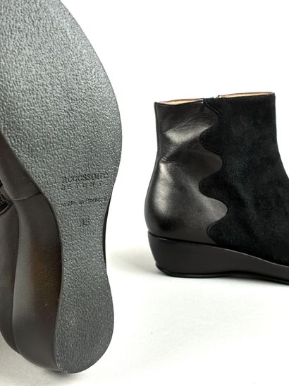 BOOTS en cuir et velours de peau noir
Taille...
