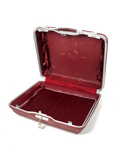 VISA Red travel case with keys
Used condition,...