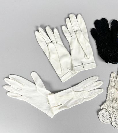 Lot de cinq paires de gants anciens en soie...